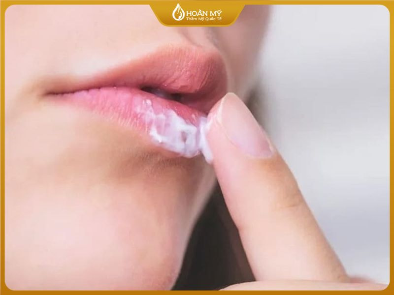 Công dụng của thuốc mỡ Fougera giúp hồi phục đa năng, bảo vệ và làm dịu da môi 