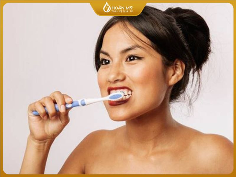 Không nên đánh răng để tránh nước và hóa chất từ kem đánh răng trong 48 giờ đầu