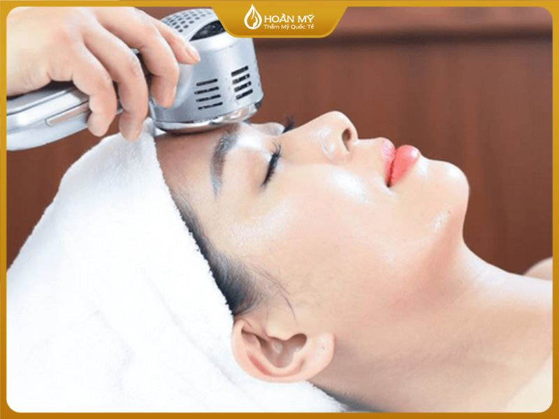 Điện di tinh chất giúp phục hồi da và se khít lỗ chân lông.