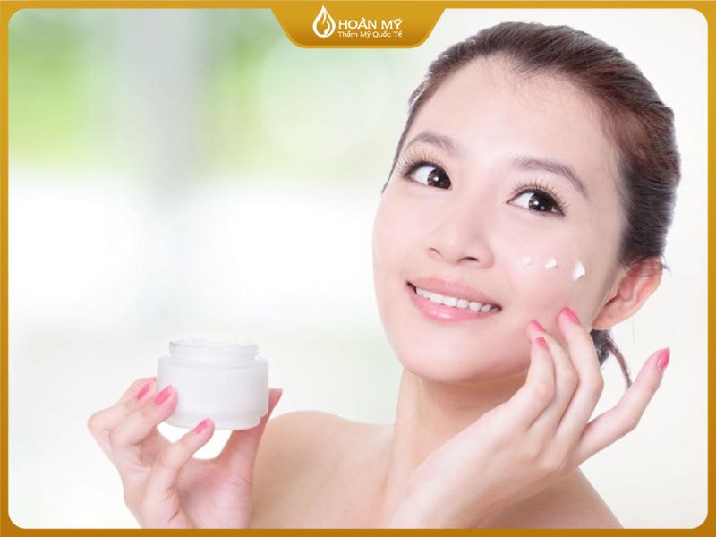 Routine chăm sóc da cơ bản giúp ngăn ngừa mụn đầu đen.