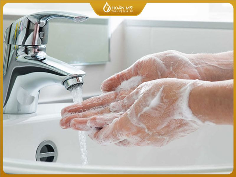 Rửa sạch tay trước khi lấy thuốc và vệ sinh môi trước khi bôi