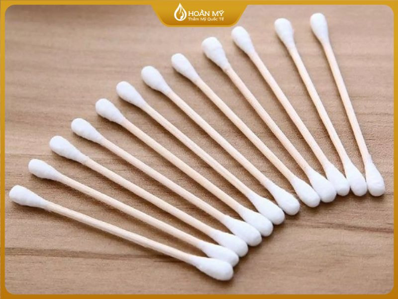 Sử dụng gạc hoặc tâm bông để làm sạch nhẹ khoang miệng để làm sạch sơ