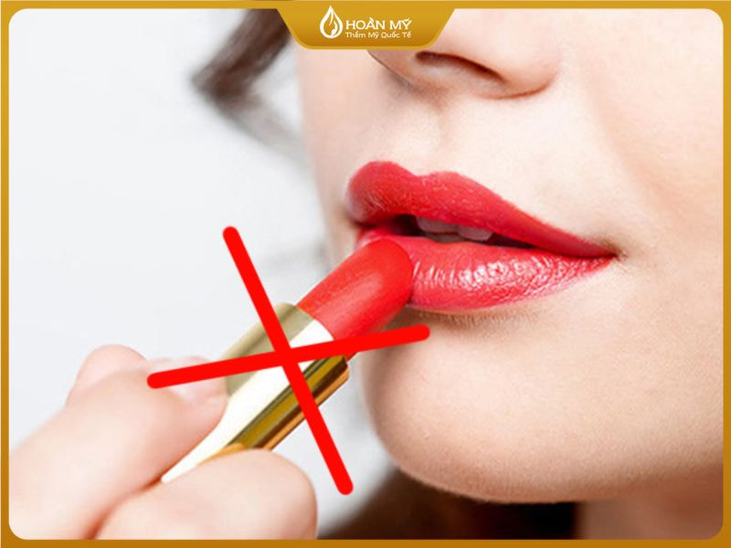 Các son dưỡng có màu là điều nên tránh sau khi phun môi
