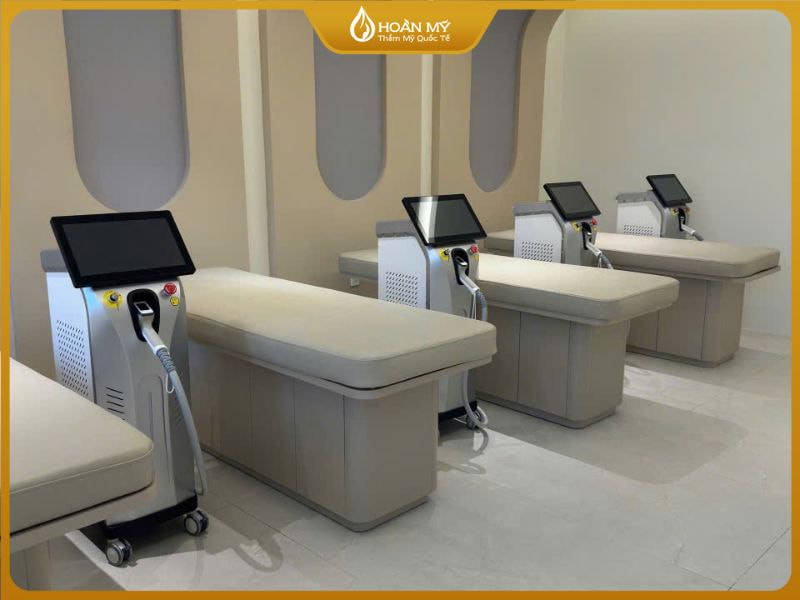 Máy triệt lông Diode Laser chuyên dụng với chứng nhận FDA đang được kỹ thuật viên vận hành tại Spa