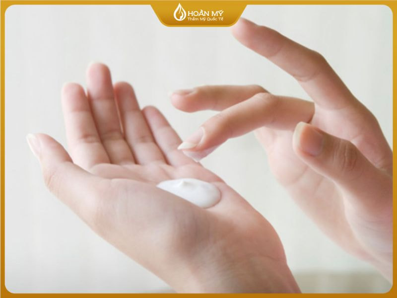 Bôi 1 lượng vừa đủ phù hợp với môi của mỗi người