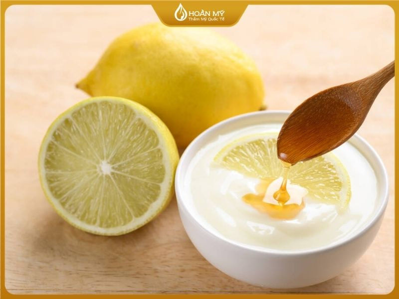 Dưỡng trắng da mặt sử dụng bột mì kết hợp với sữa chua và chanh tươi (2 giọt)