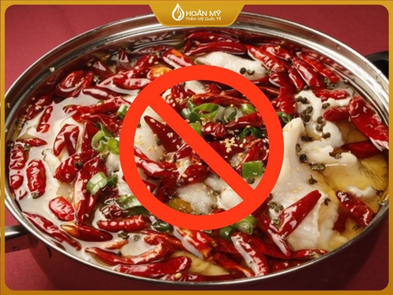 Ăn những đồ cay nóng, rượu bia khiến cho môi khó hồi phục và có nguy cơ nhiễm trùng