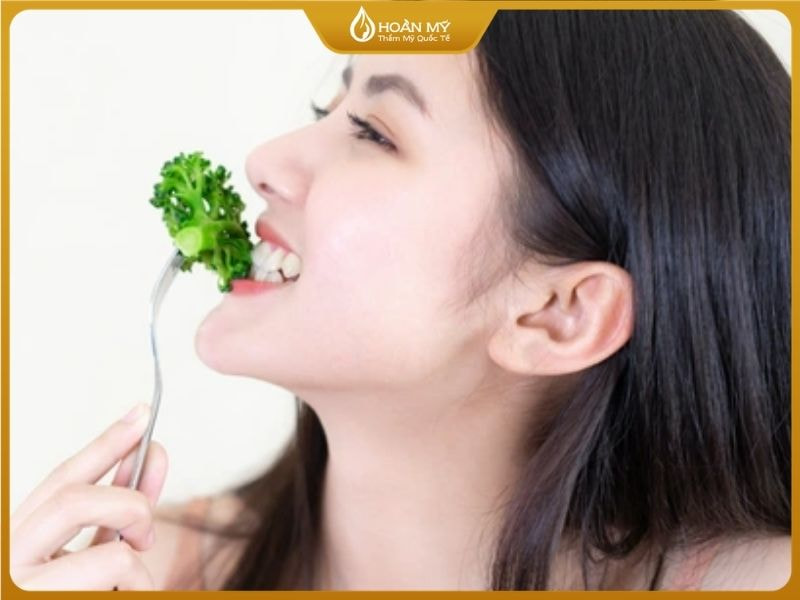 Nghỉ ngơi ăn uống và tránh căng thẳng để da nhanh bật tông nhất