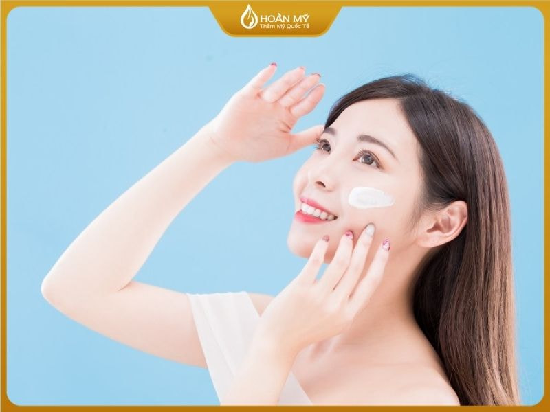 Nên sử dụng kem chống nắng khi ra ngoài để da không tích tụ melanin gây sạm da