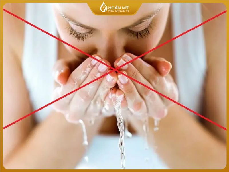 Giữ môi khô tránh nước và không đánh răng ít nhất 24h đầu