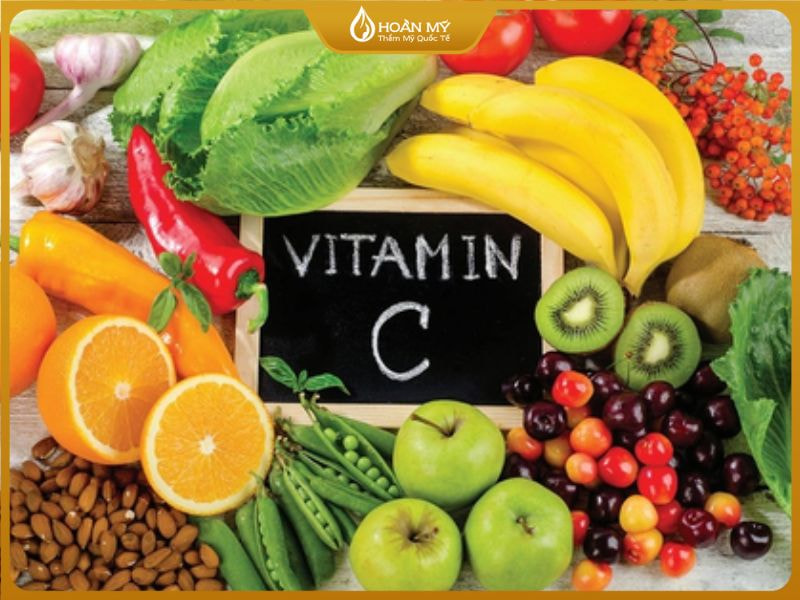 Vitamin A, C và E là ba dưỡng chất quan trọng giúp môi lên màu chuẩn và hồi phục nhanh chóng