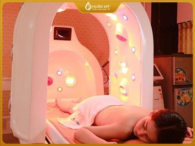 Khách hàng trải nghiệm cảm giác thoải mái khi tắm trắng bằng công nghệ phi thuyền hoàng gia 