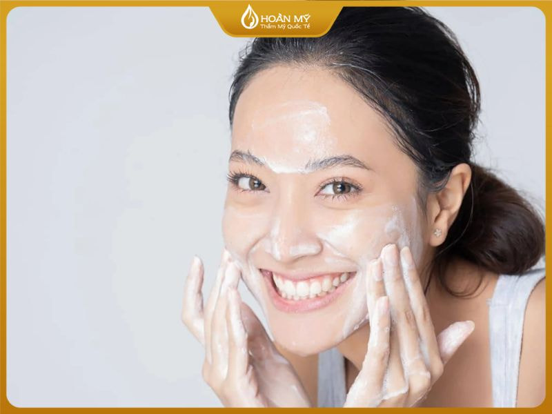 Vệ sinh da đều đặn và đúng cách giúp phòng ngừa mụn tái phát