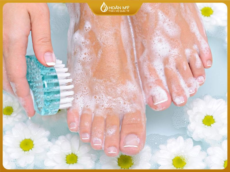 Vệ sinh chân mỗi ngày bằng xà phòng để loại bỏ bụi bẩn, ngăn ngừa mụn hình thành