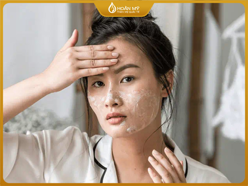 Duy trì các thói quen sinh hoạt và theo dõi thường xuyên để ngăn mụn mọc ở mắt, đảm bảo an toàn cho bạn