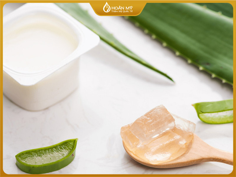 Mặt nạ nha đam và sữa chua giúp cấp ẩm, làm dịu gia và cải thiện mụn ẩn, mụn đầu đen