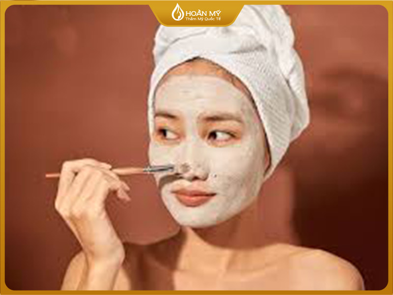 Mặt nạ đất set giúp hút dầu, làm sạch sâu từ đó giảm mụn đầu đen và mụn ẩn
