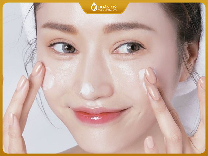 Khi điều trị mụn cám nên vệ sinh da đúng cách và chế độ ăn uống phù hợp